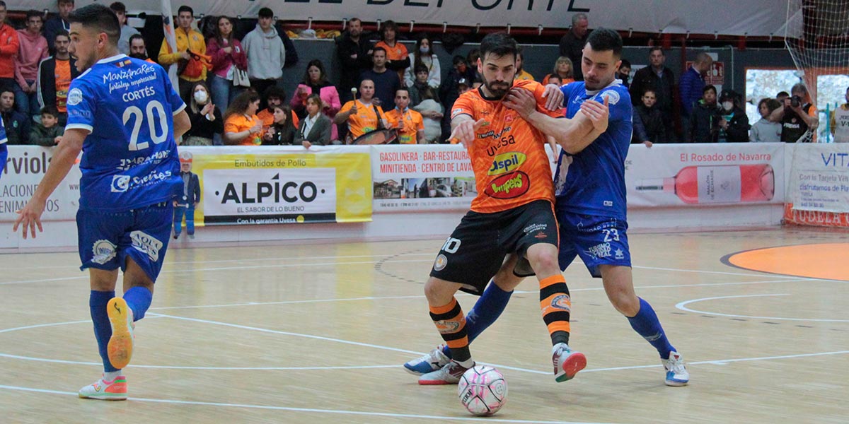 Joao Miguel disputa un balón en uno de sus partidos