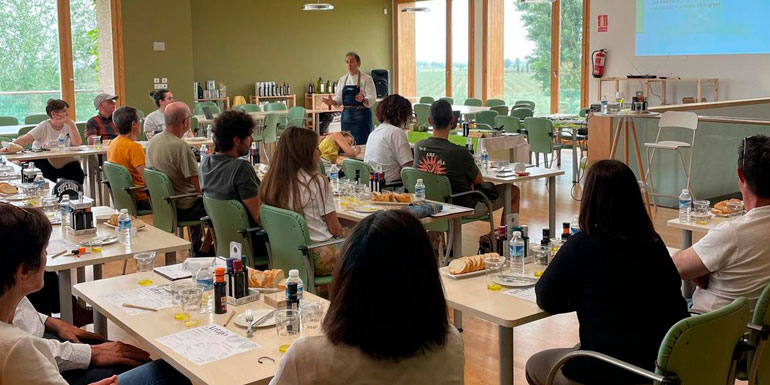 Alumnos en el taller de Artajo atentos a las indicaciones