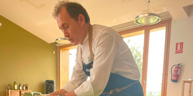 Juan Carlos el chef de Artajo elaborando platos