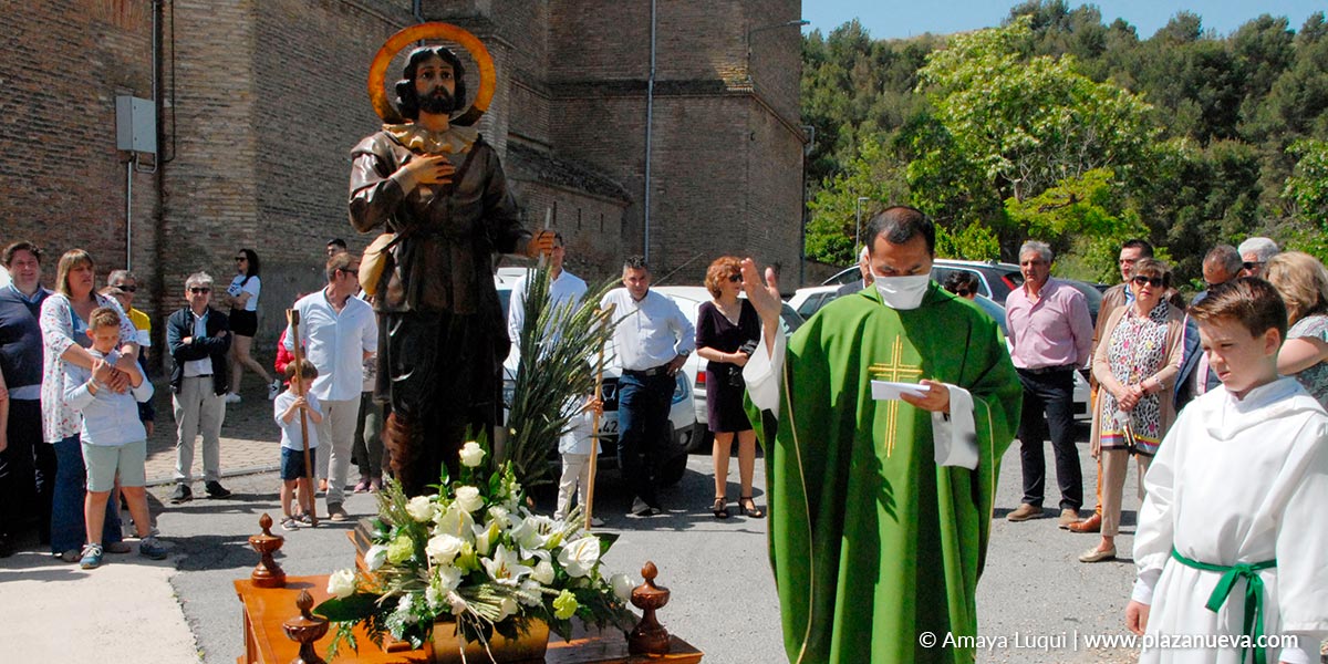 Cura de la parroquia bendiciendo a San Isidro Labrador en Caparroso