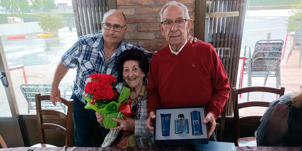 René y Jesús recibiendo un obsequio