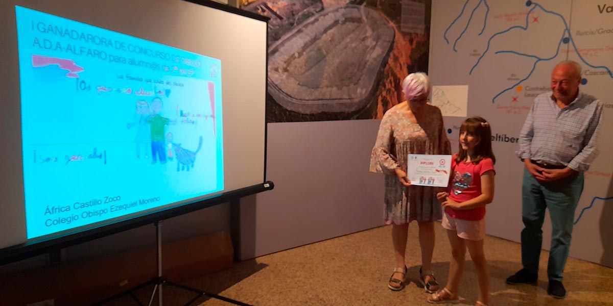 Ganadora dibujo premios del I concurso “La familia que cuida al abuelo” en Alfaro