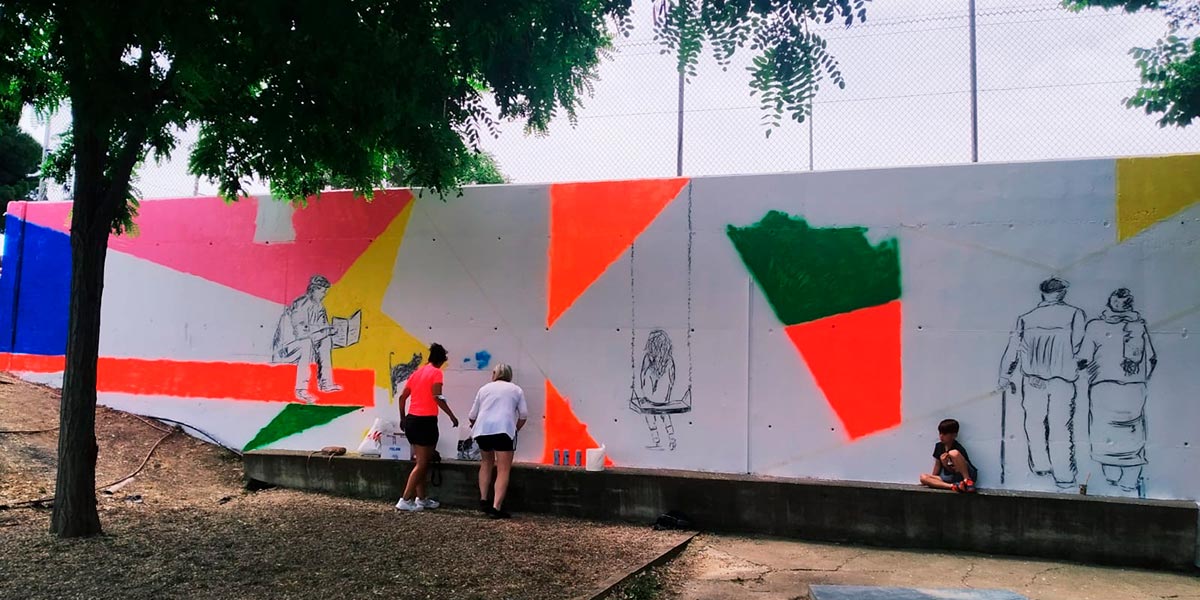 Gente de Fontellas pintando el mural de la entrada a su localidad