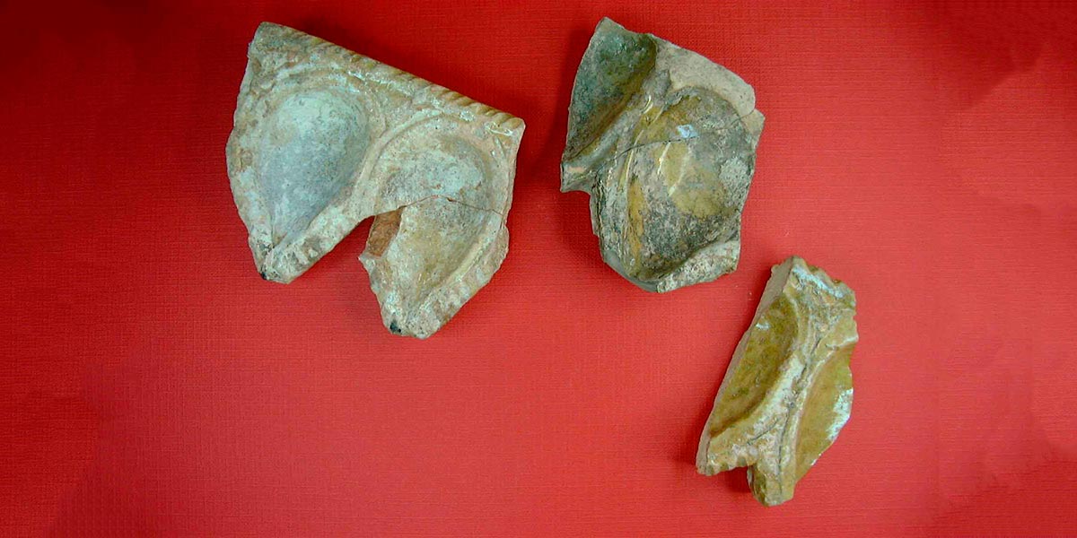 Fragmentos de candiles rituales judíos