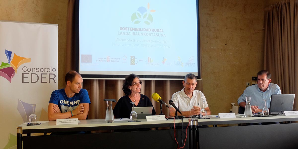 Alejandro Antoñanzas, presidente del Consorcio de la Zona Media; Itziar Gómez, Consejera de Desarrollo Rural; Eusebio Sáez, presidente de la comisión ejecutiva de Eder e Íñigo Nagores, gerente de Teder