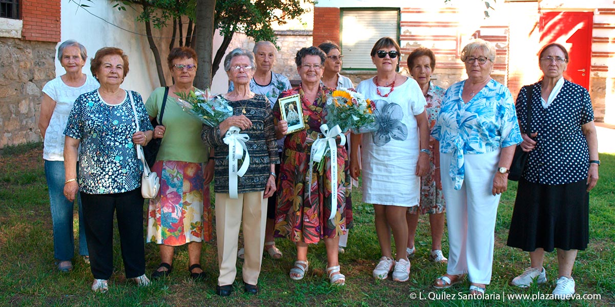 El Club Centro de Mujeres de Griseras obsequió con un ramo a la Abuela de Tudela, Ana Carmen Asensio Cerdán y con otro ramo ‘Miss Simpatía’ a una de sus integrantes