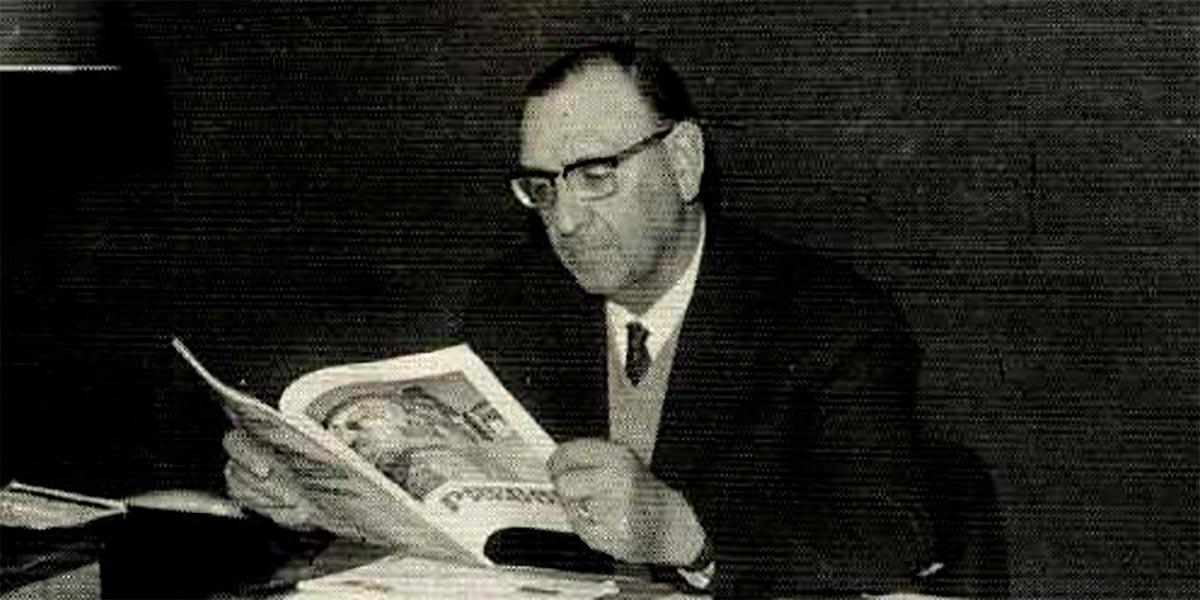 Faustino Corella revisando una nueva edición de Pregón