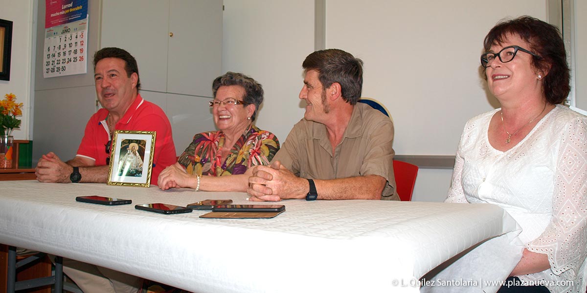 La Abuela de Tudela y el presidente de la Peña Moskera flanqueados por a la izquierda por Jesús Ansó y a la derecha por Mª Ángeles Pascual