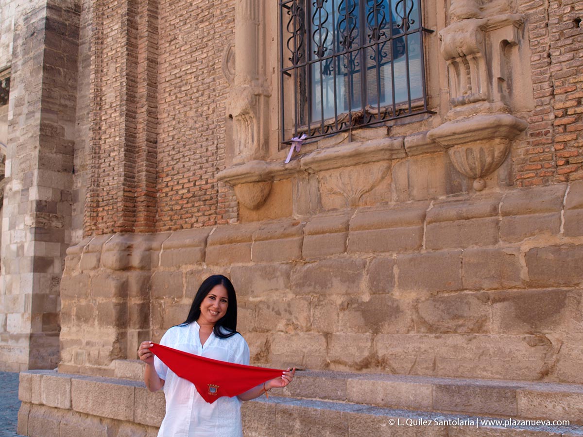 La concejal de Festejos, Verónica Gormedino López, junto a la Reja de Santa Ana 