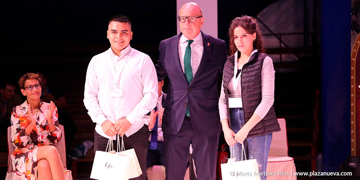 El consejero de Educación, Carlos Gimeno, junto a los ganadores del Premio 'Futuros Profesionales', Miguel Pérez y Dua Tabit