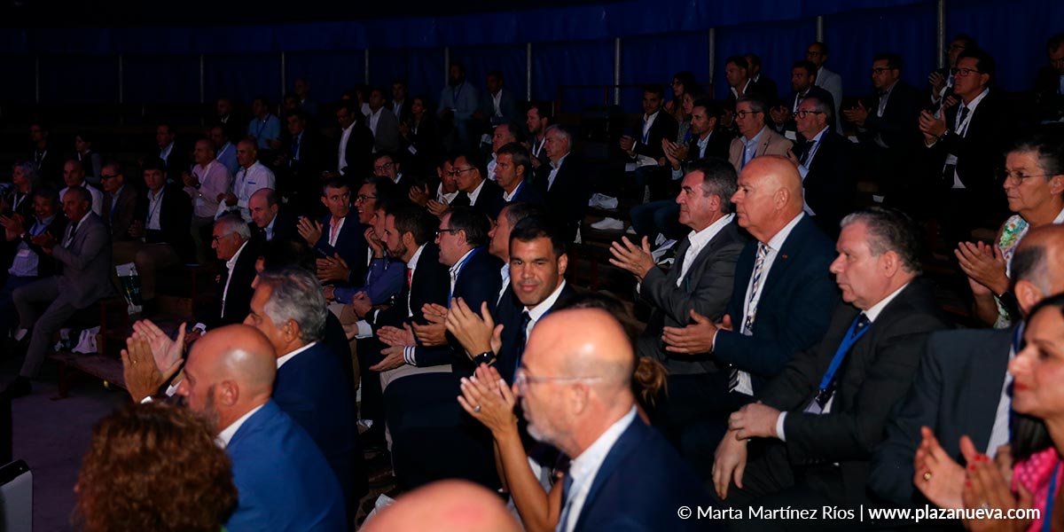 Entre el público se en encontraban compañeros, amigos, trabajadores, asociados y diferentes personalidades de la política, la banca y las fuerzas de seguridad