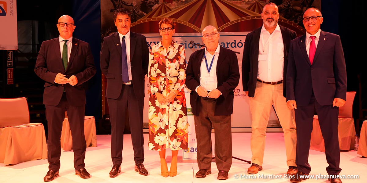 A la derecha los hermanos Pérez Apesteguía y Manuel Angós junto a las autoridades de Gobierno de Navarra y el Presidente de AER