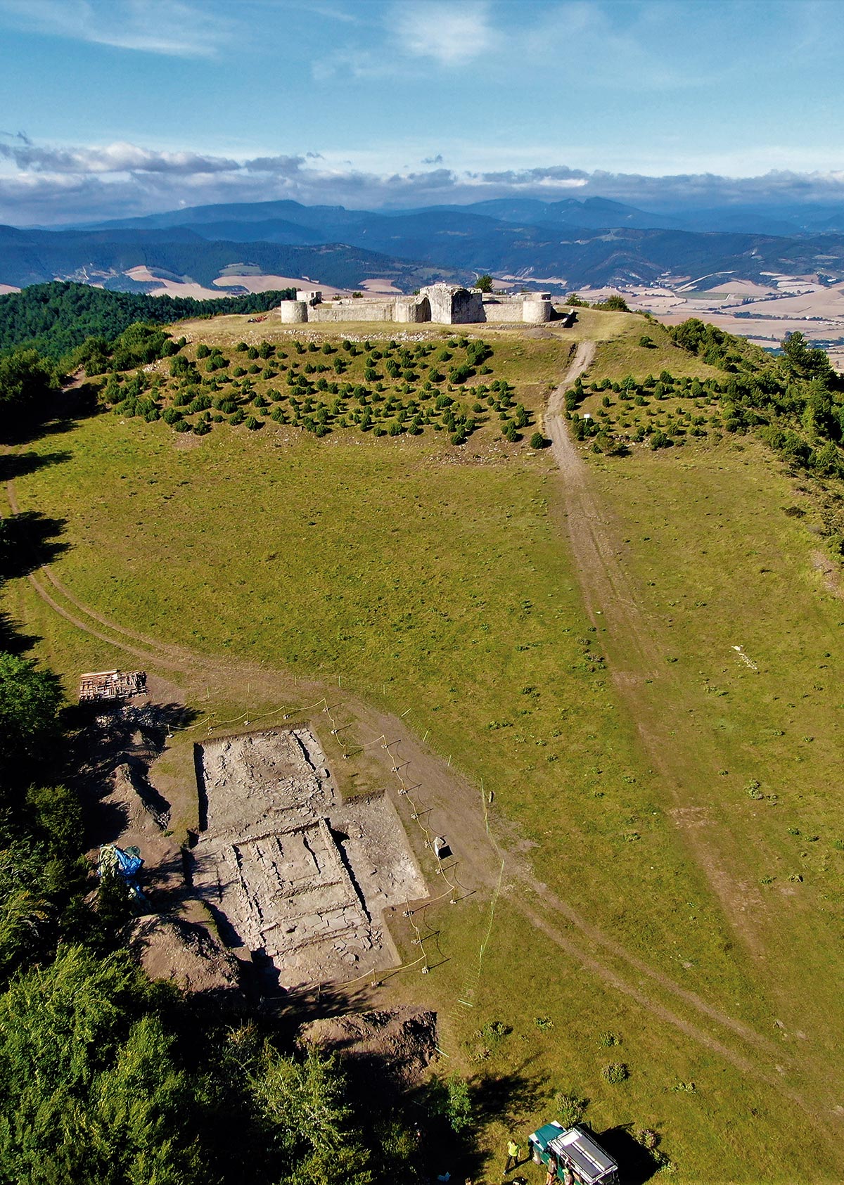 Mano Irulegui Foto aerea del yacimiento del poblado de la Edad Del Hierro. S.C Aranzadi.jpg