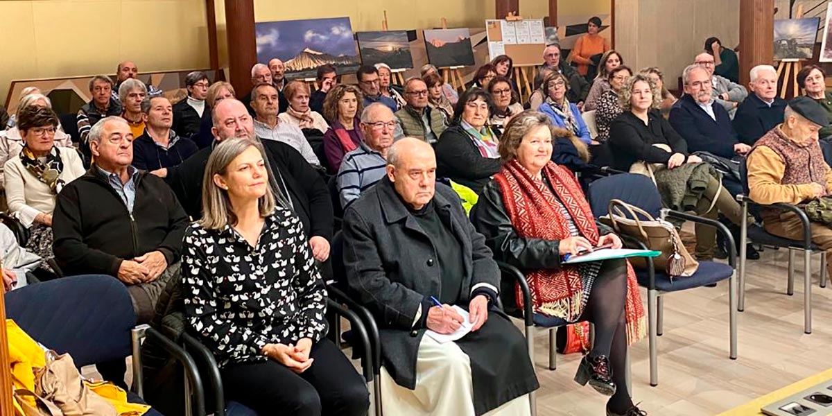 Asistentes a la charla sobre la Orden del Císter en la sede de Bardenas