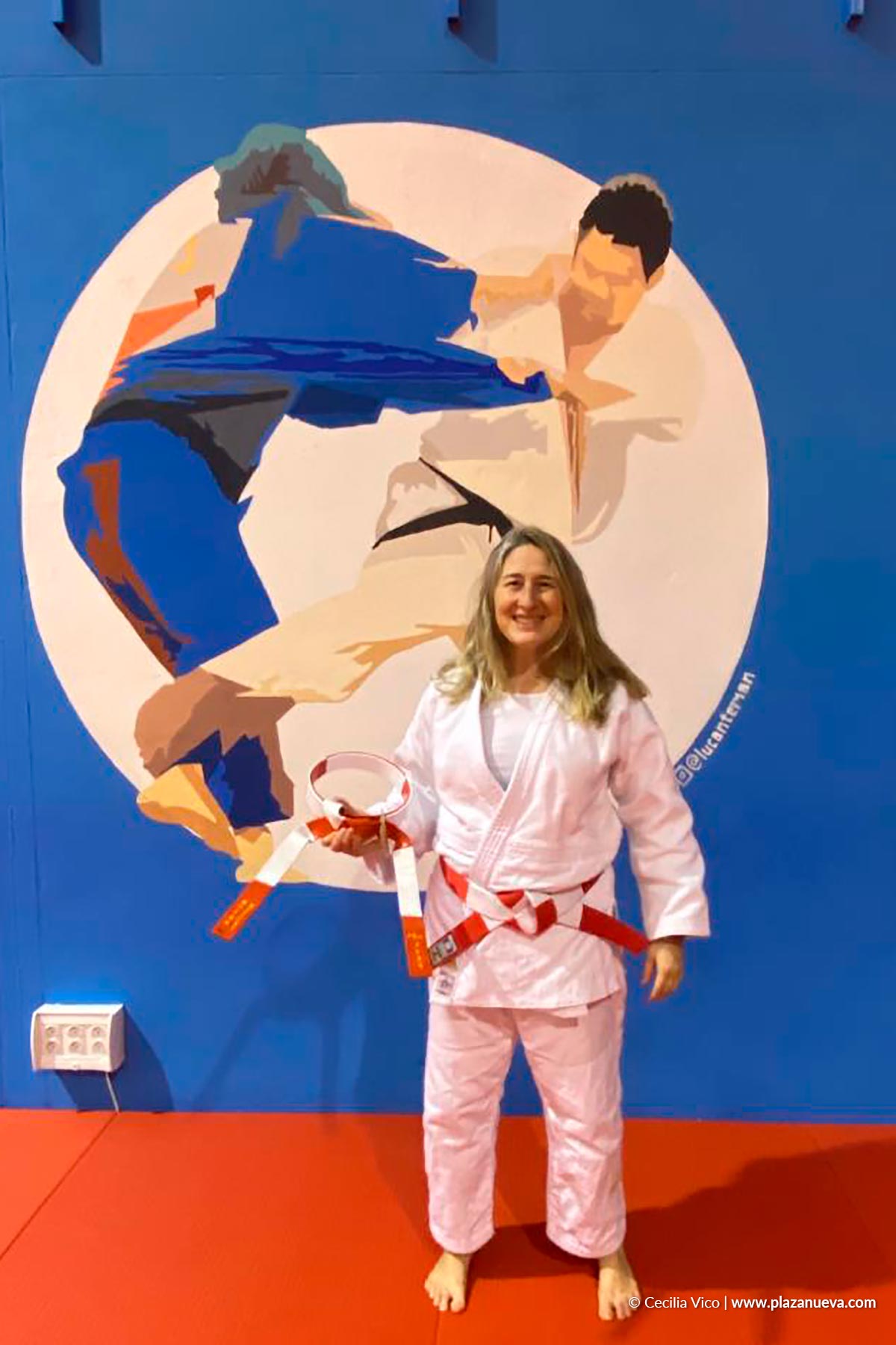 Maika Burgaleta Úcar junto con el cinturón de acero