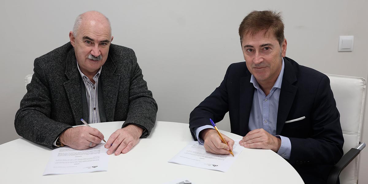 El vicepresidente Aierdi y el administrador del grupo, Rafa Lavín, en la firma del convenio