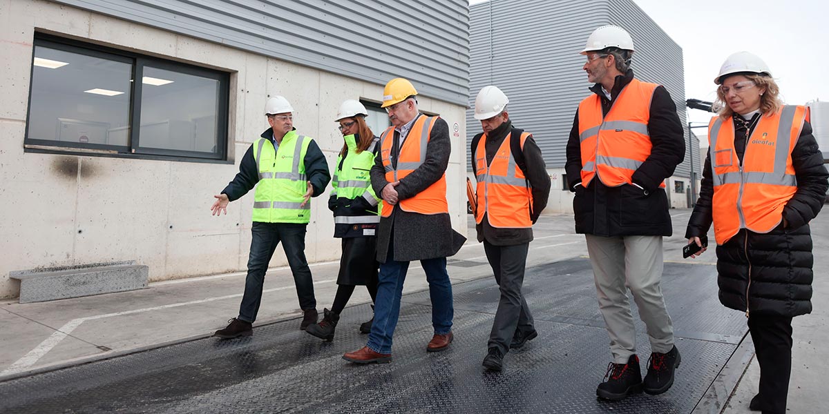 El vicepresidente Aierdi en su visita a la empresa Oleofat en la CAT de Tudela