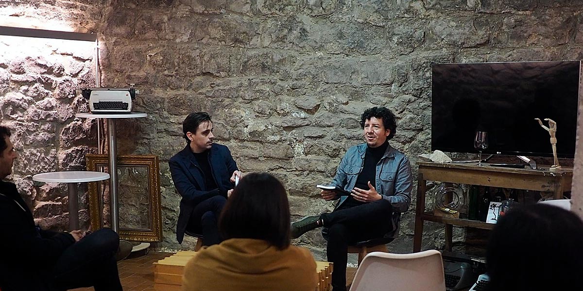 El formato de la presentación fue una conversación de Donald Navas Zeledón con Miguel Suárez del Cerro