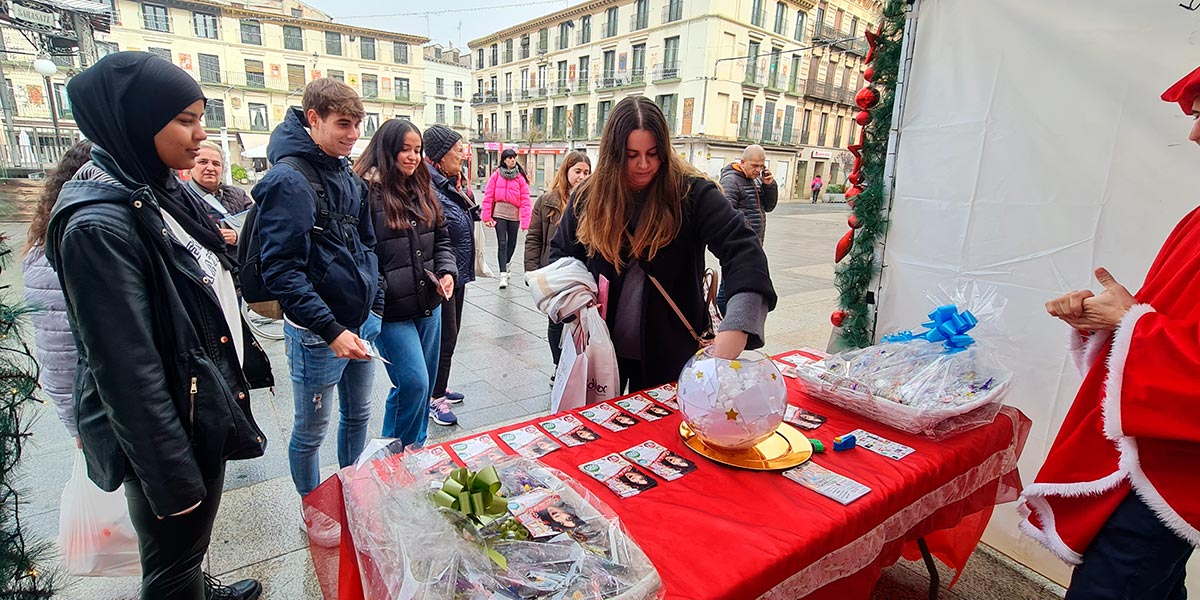 Jóvenes participando en la campaña Hoy es TUcc Día de Suerte