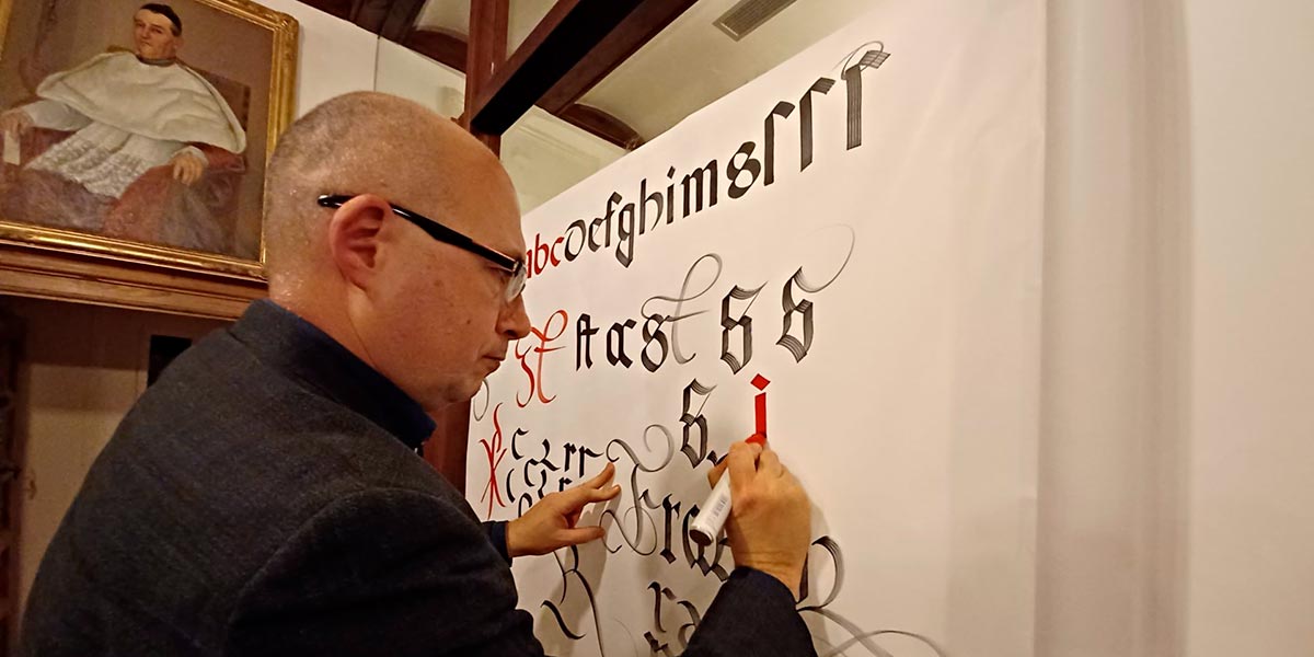 El taller práctico de paleografía y caligrafía impartido por Diego Navarro Bonilla de la Universidad Carlos III de Madrid