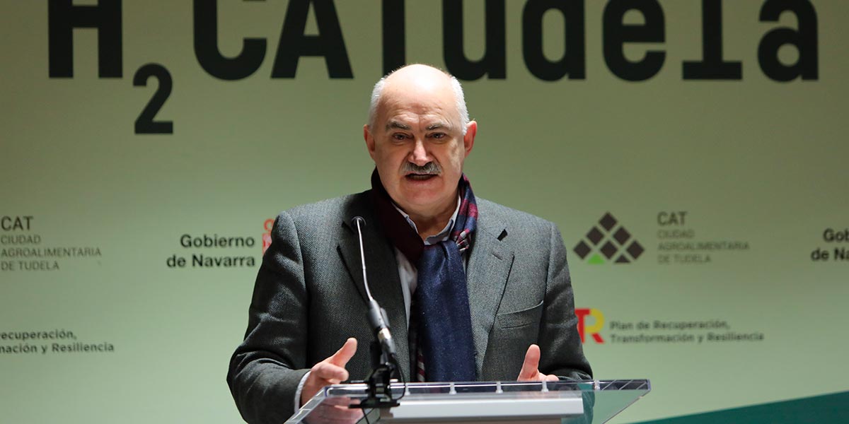 El vicepresidente y consejero de Ordenación del Territorio, Vivienda, Paisaje y Proyectos Estratégicos, José María Aierdi, durante su intervención