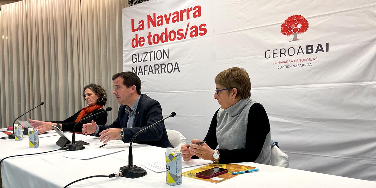La consejera de Desarrollo Rural y Medio Ambiente, Itziar Gómez, el consejero de Desarrollo Económico y Empresarial, Mikel Irujo, y Ana Luján, responsable de la agrupación en Tudela