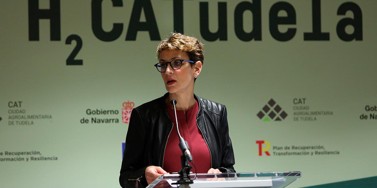 La Presidenta de Navarra, María Chivite, se dirige a las personas asistentes a la jornada de la CAT