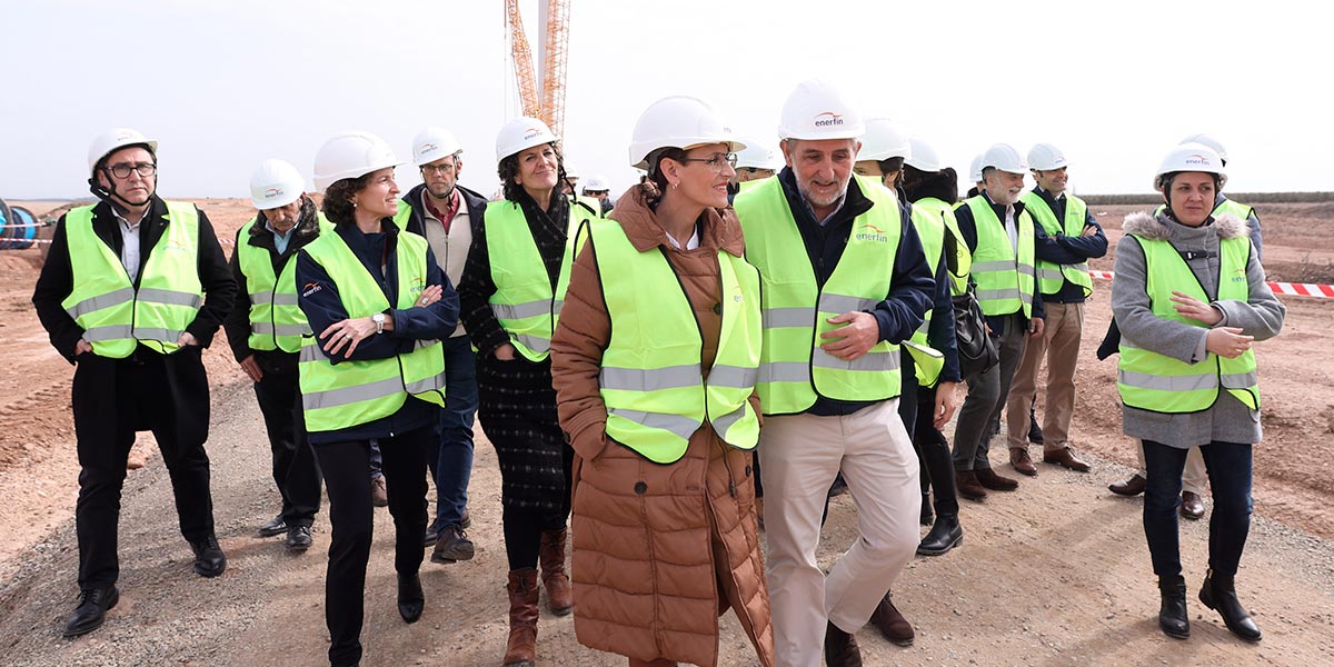 En primer plano, la Presidenta Chivite y el director general de Enerfín, José Castellanos, junto al resto de autoridades, durante la visita
