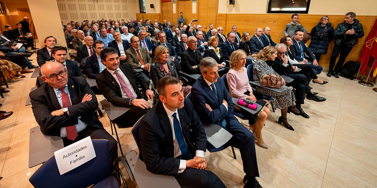 Asistentes al acto de entrega de la Medalla de Oro de la Cámara de Comercio