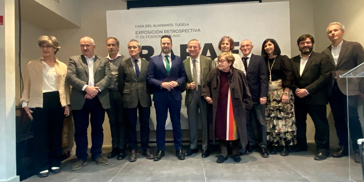 Rafael Moneo en el centro unto a M.ª Carmen Forcada, ambos escudados por los comisarios y autoridades