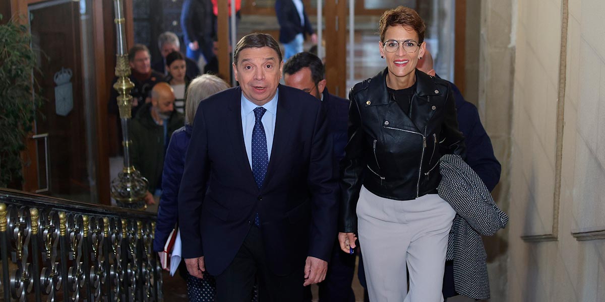 Las autoridades subiendo la escalera del Palacio de Navarra