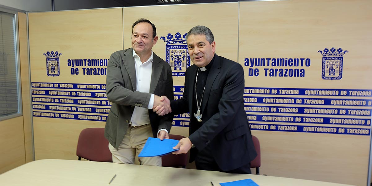 Tarazona San Joaquín El alcalde, Luis José Arrechea y el obispo Vicente Rebollo durante la firma