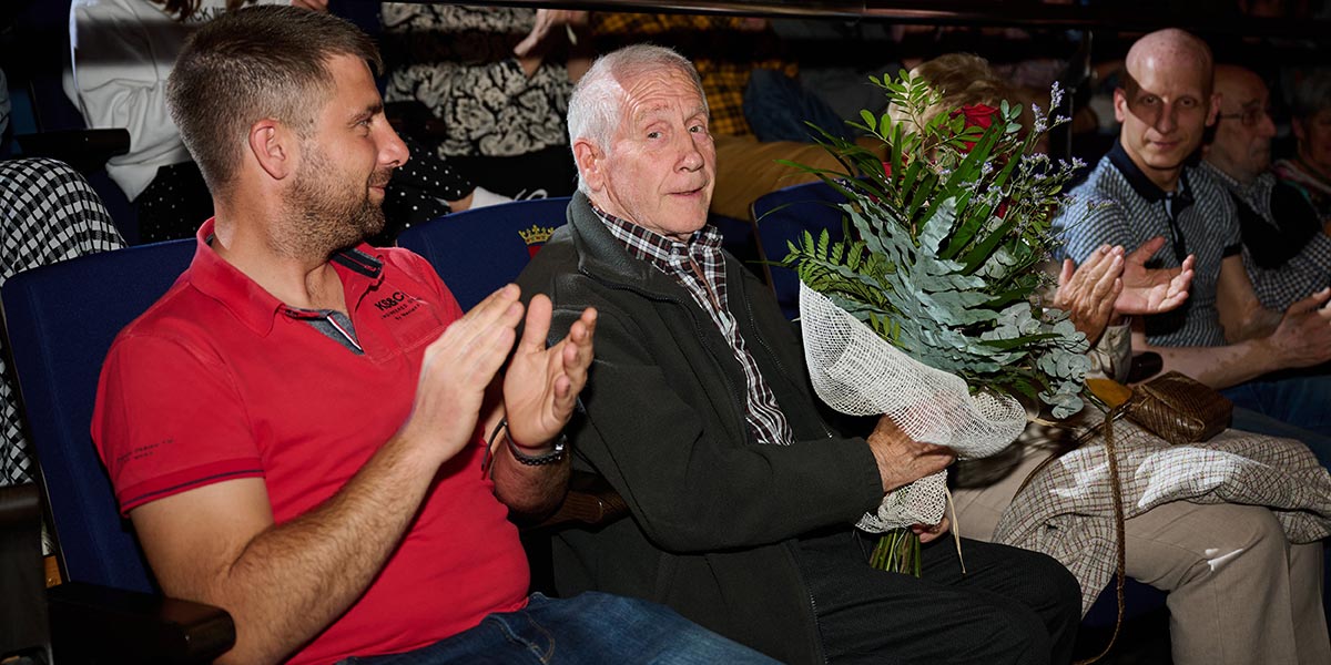 Manuel Iturralde, hermano del homenajeado recibió un ramoFotografías: Daniel Fernández Pérez