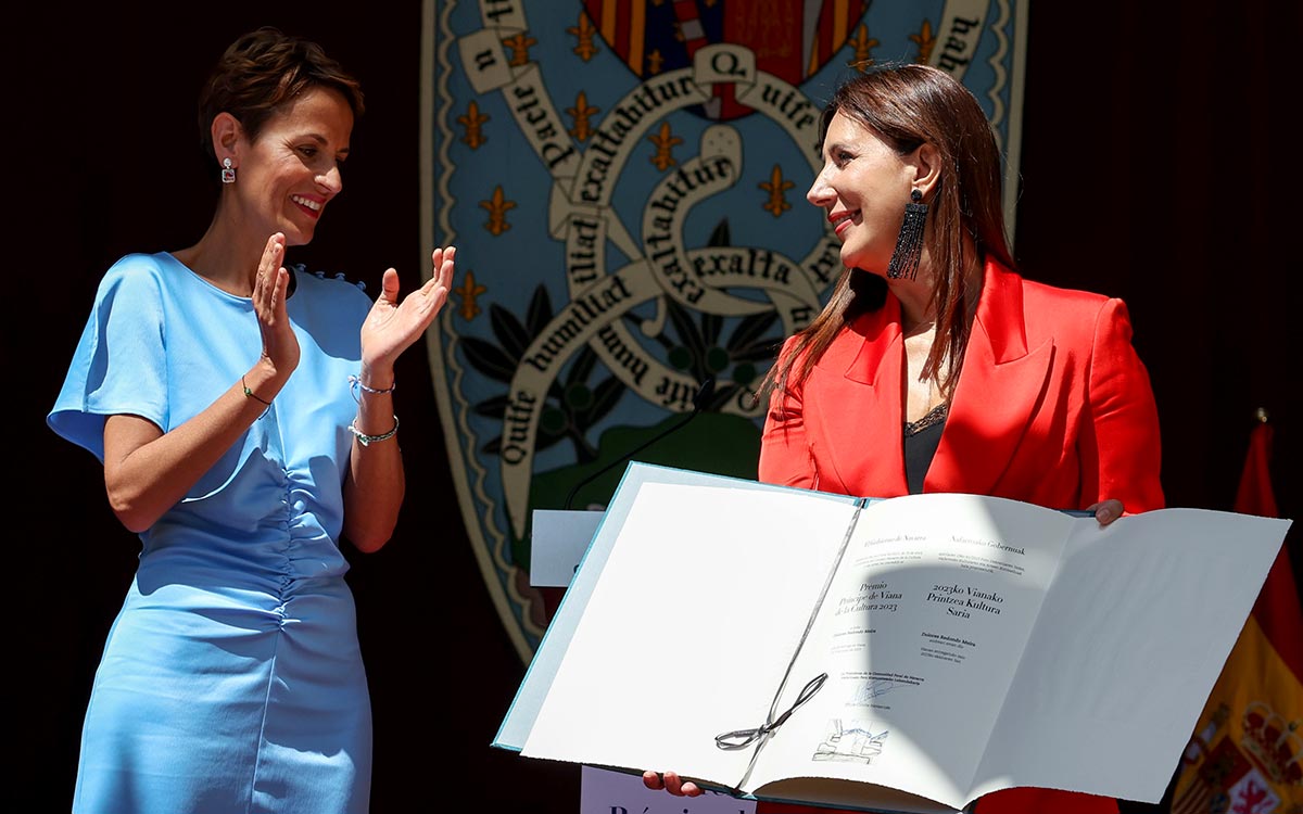 Dolores Redondo tras recibir el premio a manos de la Presidenta del Gobierno de Navarra