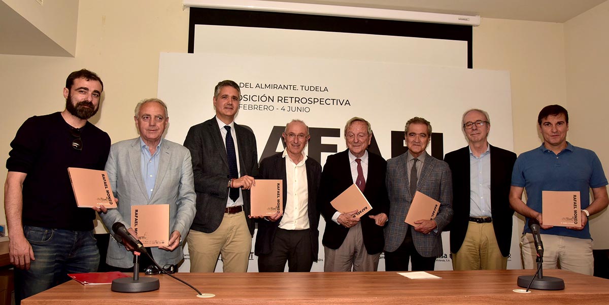Moneo acompañado por representantes y responsales de la muestra