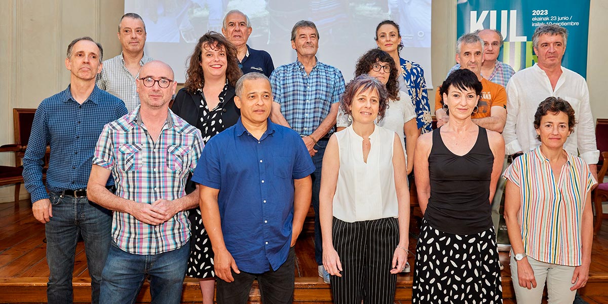 La consejera Esnaola, con artistas participantes en Kultur y representantes de las entidades colaboradoras