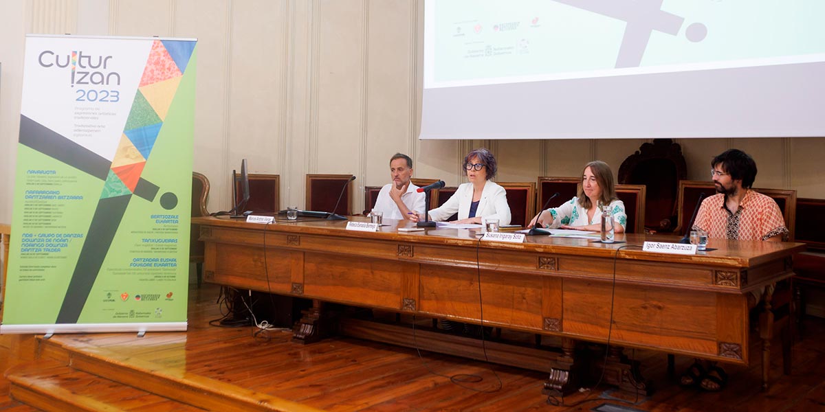Marcos Andrés, comisario artístico; Rebeca Esnaola, consejera de Cultura y Deporte; Susana Irigaray, directora del Servicio de Museos; e Igor Saenz, comisario artístico