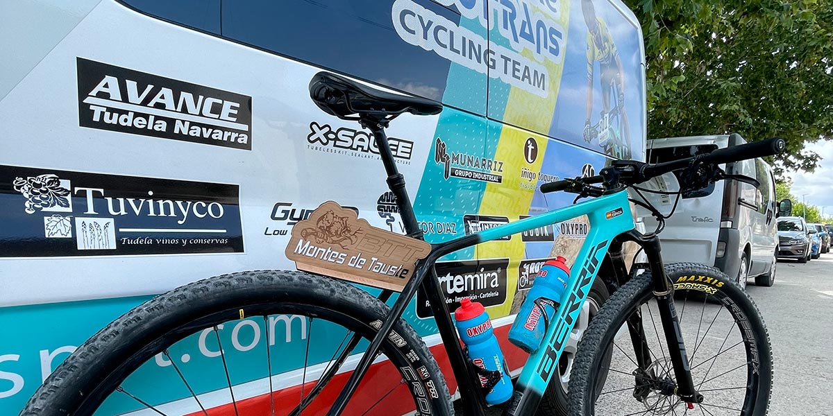 Tito Espada Bici y trofeo