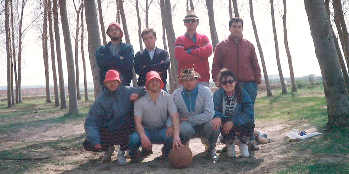 Ángel Bernardo y Daniel Carín junto a otros amigos en la chopera en una foto de primeros de los años noventa