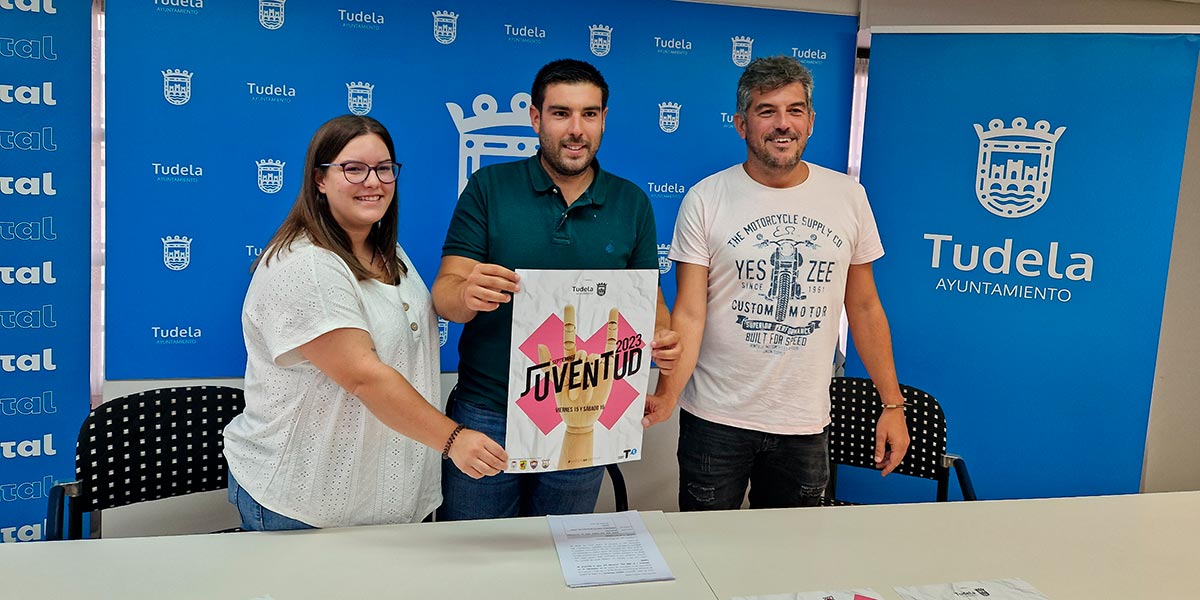 El concejal de Juventud, Martín López, junto a Iñaki Arriazu, en representación de la Federación de Peñas y de Iris Gil, de Peña Beterri