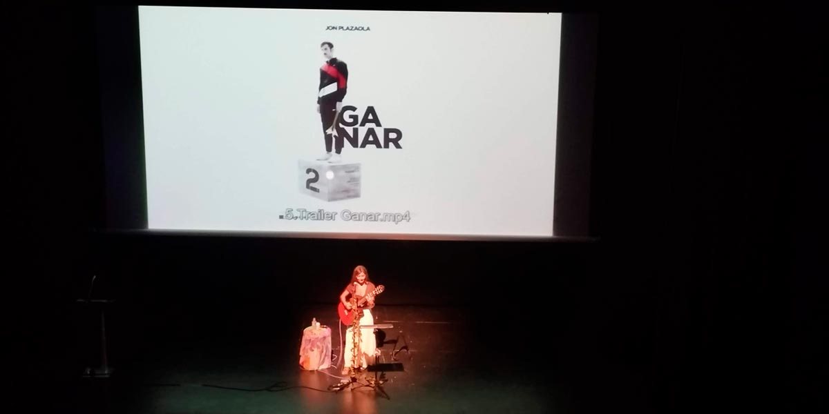 cantautora local SoniAMar guió con su música los detalles del programa otoño-invierno del Auditorio de Ribaforada