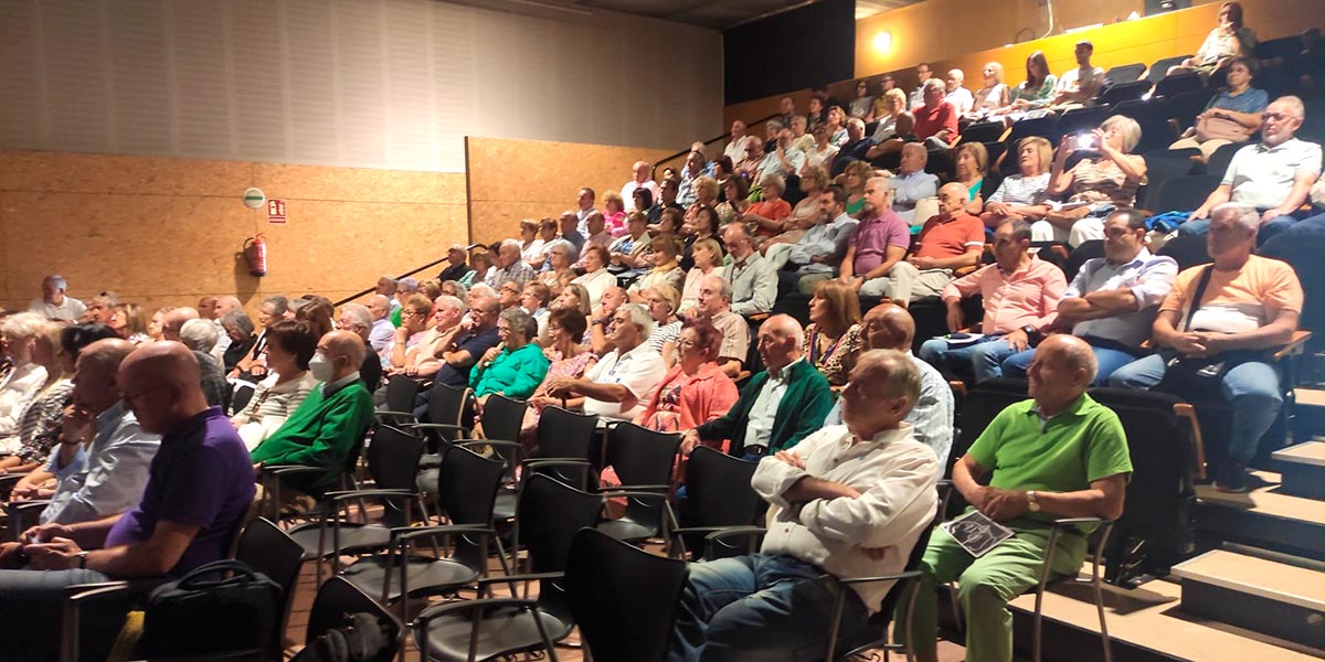 Público asistente a la conferencia sobre Ángel Oliver en la Casa de Cultura de Ablitas