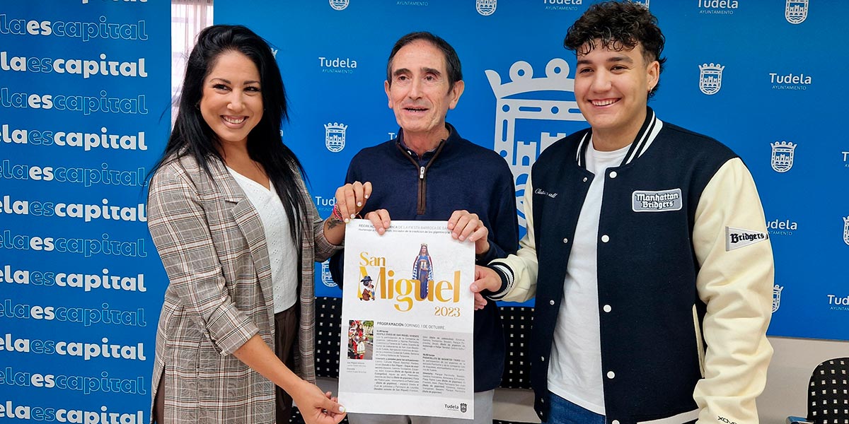 La concejal de Festejos, Verónica Gormedino, acompañada de Pedro Miguel Sánchez, en representación de la Asociación Centro Cultural Miguel Sánchez Montes, y David Vera, miembro de la comparsa Perrinche