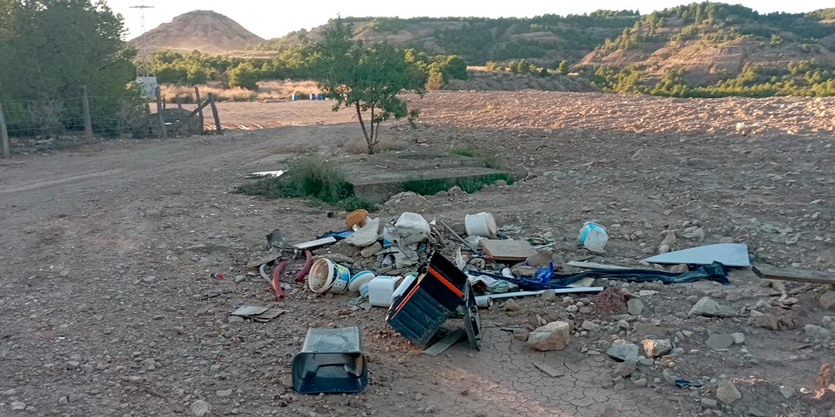 Al lado de la carretera de la potabilizadora
