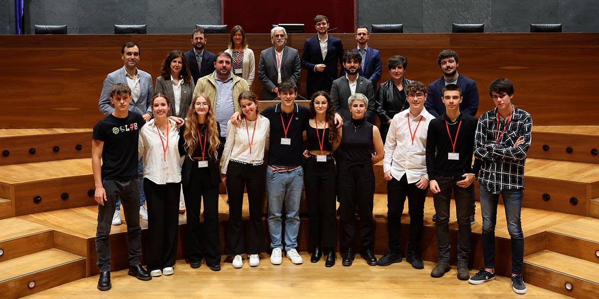 Foto de familia de finalistas, jurado y autoridades, tras la final, celebrada en el Parlamento de Navarra