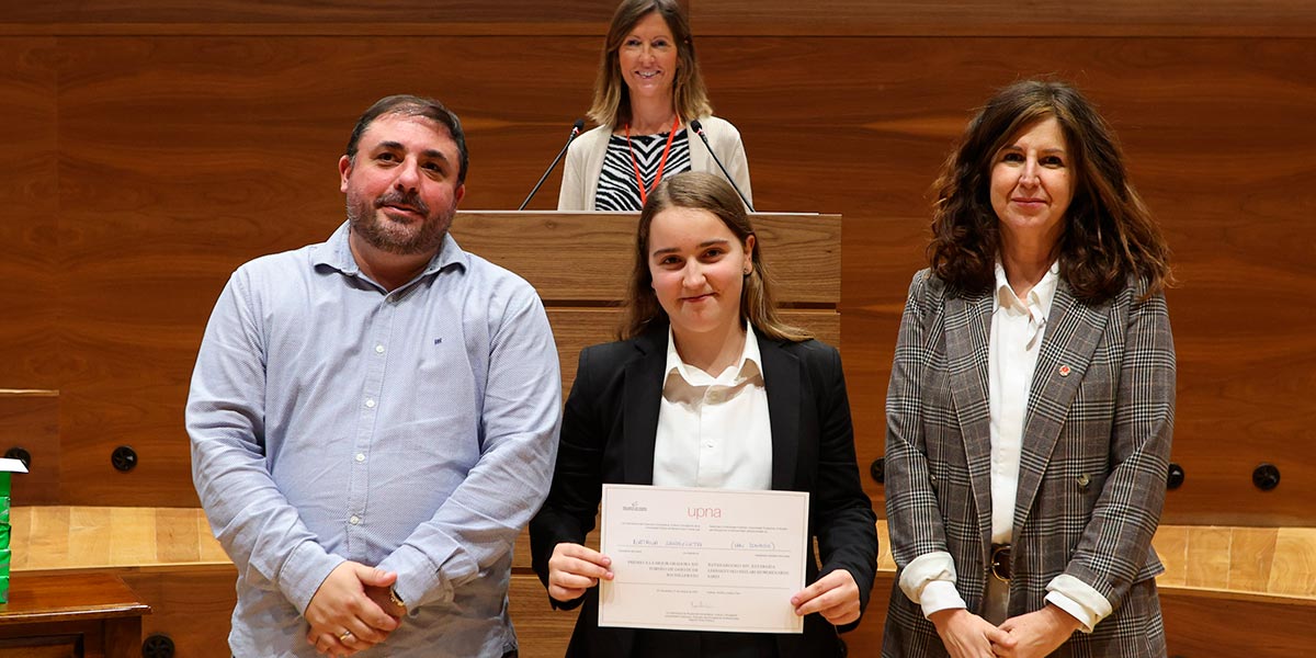 Natalia Saragüeta, alumna del Colegio San Ignacio, con su diploma como mejor orador entre Unai Hualde y Begoña Pérez Eransus