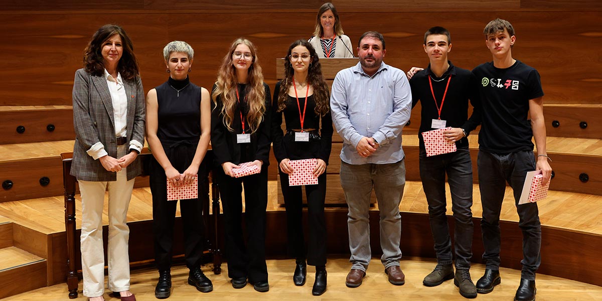 El equipo del IES Navarro Villoslada, clasificado en segundo lugar, tras recoger sus trofeos