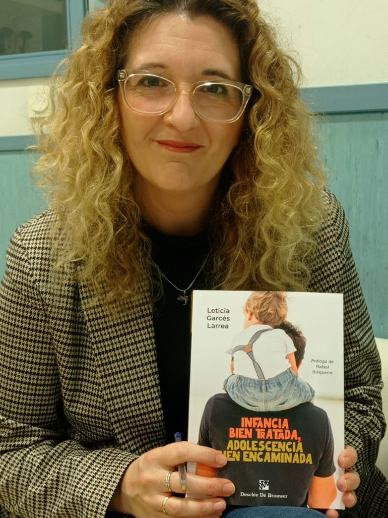 Leticia Garcés Larrea junto a su segundo hijo literario, 'Infancia bien tratada, adolescencia bien encaminada'