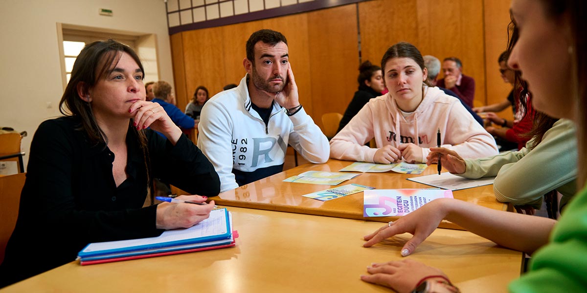 La vicepresidenta tercera y consejera de Vivienda, Juventud y Políticas Migratorias, Begoña Alfaro, participó la mañana del sábado en el I Foro Joven de la Ribera Alta 3
