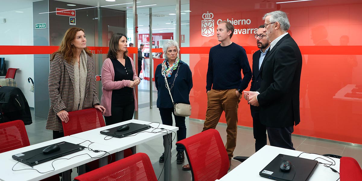 El vicepresidente Taberna, en un momento de la visita, junto con Carmen Vallés, Leticia Gurpegui, Itziar Ayerdi, Iñaki Pinillos y Joseba Asiáin
